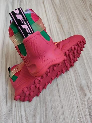 ket ayaqqabilar: Rəngli idman ayaqqabısı – treyl/çöl üslubunda. - Parlaq çəhrayı baza — 3