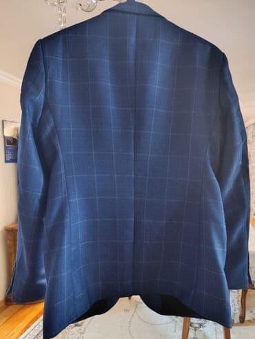 yeni model kurtkalar: Mavi rəngdə, damalı dizaynlı kişi pencəyi. İki düymə ilə bağlanır, yan — 3