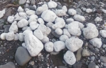 Əhəngçün çaydan Ağ daş yığıb həmdə kamaza yüklüyürəm başqa şeyçün