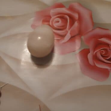 свечи из вощины свойства: Kvarç dasdi Bu, çəhrayı gül naxışlı fon üzərində yerləşən, hamar — 1