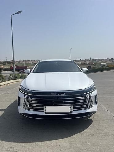 BYD: BYD sedan – ağ rəng, müasir dizayn və aerodinamik siluet. Xarici — 1
