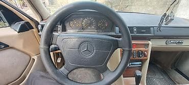 Mercedes-Benz 220: 2.2 l | 1995 il Sedan — 7