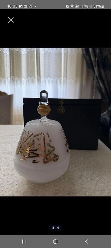 konfet qabi: Məhdud sayda istehsal olunmuş dekorativ şüşə qab dəsti. - Material — 4