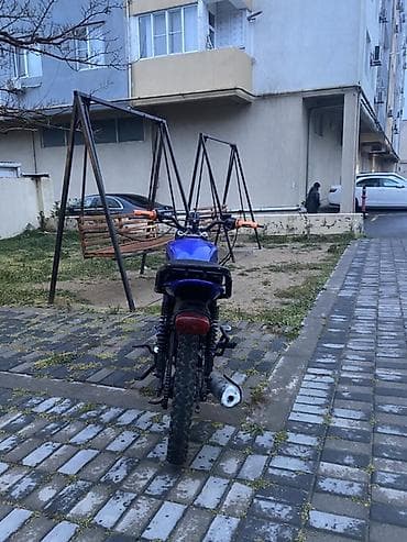 suktur: Moped/motosiklet – mavi rəngdə, yüngül çərçivə və dar oturacaqla şəhər — 4
