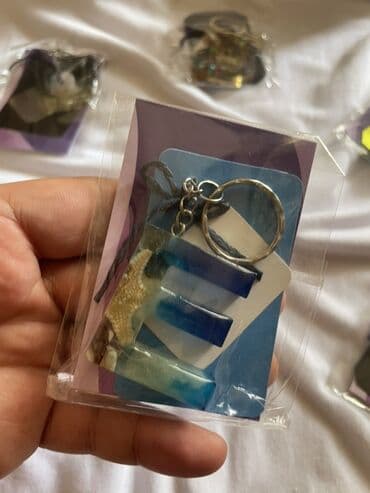 qapi ustu asmalar: Fərqli rənglərdə və dizaynlarda mövcud olan qatran açar halqaları. Bu — 3