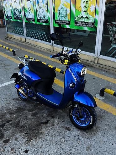 dav: Mavi rəngdə şəhər skuterı – sport üslubunda fərdiləşdirilmiş — 3