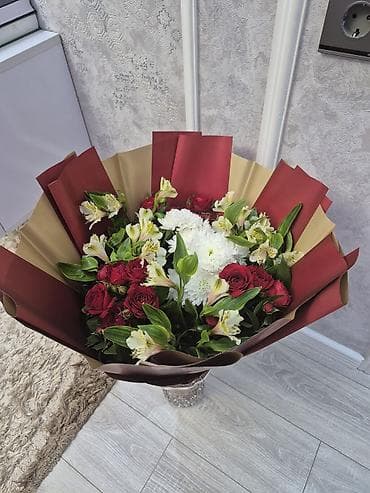 dekorativ yonca toxumu: Buket – qırmızı qızılgül, ağ xrizantema və alstromeriya kompozisiyası — 2