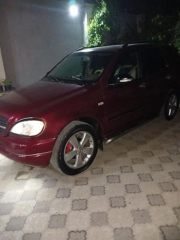 - Növ: SUV, 5 qapı - Korpus rəngi: tünd qırmızı/bordo - Salon: açıq