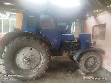 Mavi rəngli sovet istehsalı təkərli traktor - Kabinəli model