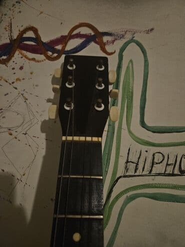 Гитары: Akkustik gitara – klassik korpus, qara rəng. - 6 sim, 12 pərdən ibarət — 3