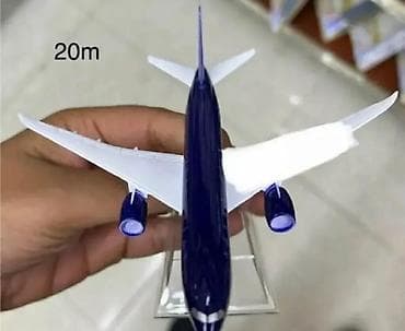 usaq oyuncaqlari: Azerbaijan Airlines təyyarəsinin masaüstü model maketi - Miqyaslı — 1