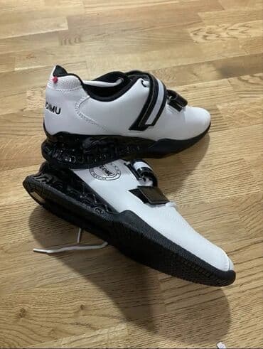 Ağ-qara rəngli idman ayaqqabısı. - Yan hissədə “DIMU” yazısı və