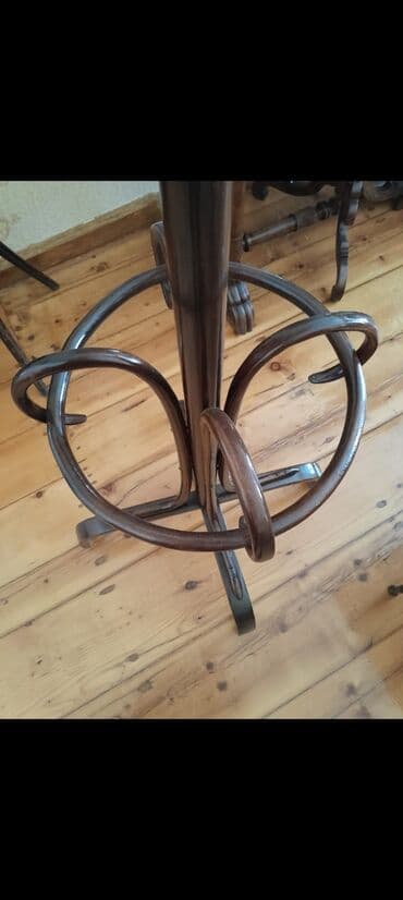 вешалки для одежды напольные оригинальные: Məhsul: taxta asılqan (stoyka tipli, şaquli). Qedimi Xüsusiyyətlər: - — 3