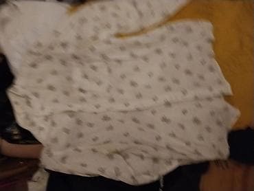 Ağ rəngli, incə və yüngül parçadan qadın köynəyi. Üzərində xırda