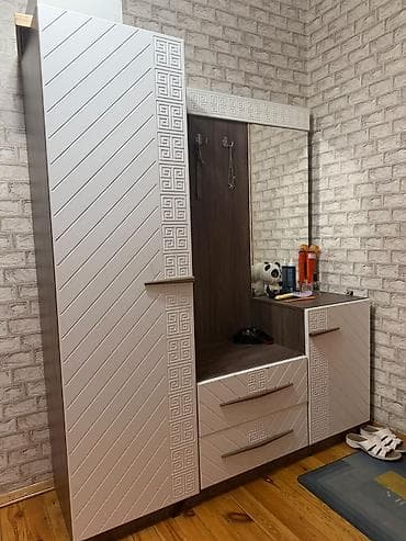 oturaca: Dehliz dolabi 140azn. ela veziyyetde. olçu 1.70sm hundurluk. 1.50sm — 1