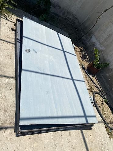 uqolnik: Qaraj qapısı 2.50 × 2.0 m. Çərçivəsiz. Seyf zamoku (3 açar ilə) var — 4