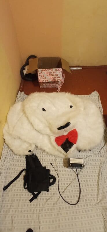 uşaq üçün yelencek: Yumşaq ağ materialdan hazırlanmış iri, doldurulmuş ağ ayı. Heyvanın — 5