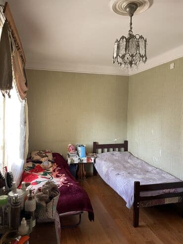 şamaxı ev: Qarayev metrosuna 6-7 dəqlik məsafədə yerləşən 2 otaqlı mənzilə 1 — 2