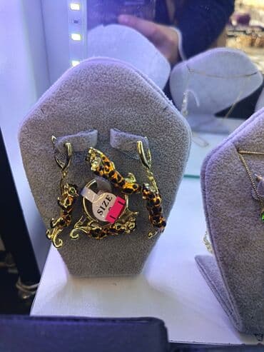 sebeke qizil sirqalar: Zərgərlik dəstləri – zövqlü aksesuar seçimi 1) Yaşıl daşlı çiçək — 3