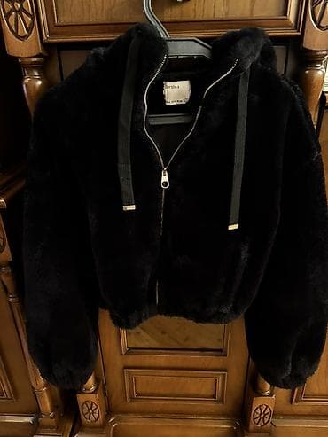 Bershka qara kürklü kapüşonlu kürk - Brend: Bershka - Rəng: tam qara