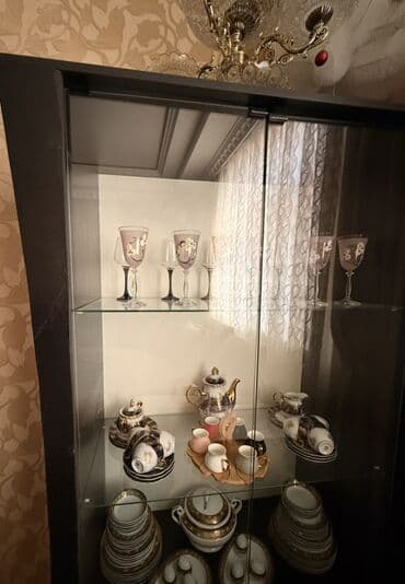 Şüşəli dolab vitrini