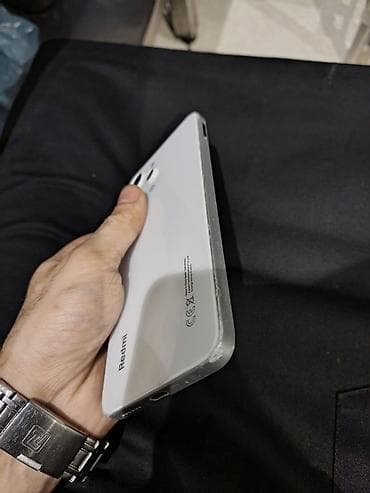 resmi not 9: Redmi smartfon – ağ rəng Xüsusiyyətlər: - Arxa tərəfdə üçlü kamera — 3