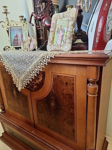 islenmis sifoner: Təcili satilir! Klassik üslubda vitrinalı bufet dəsti, 3500 dollara — 2