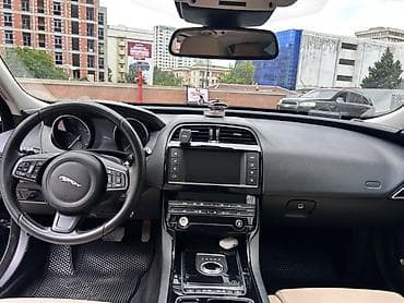 Jaguar XE: 2 l | 2018 il 109800 km Sedan — 7