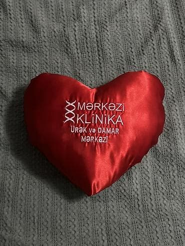 urək gul şəkilləri: Qırmızı ürək formalı dekorativ yastıq - Material: parlaq saten parça — 1