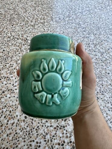 metbext eşyaları: Bu, üzərində çiçək motivləri olan yaşıl rəngli keramika qabıdır. Qabın — 1