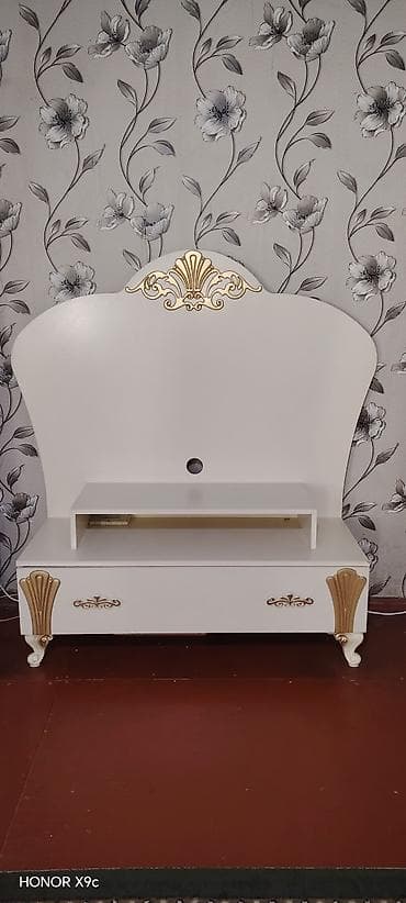 force nabor: Zal üçün klassik üslubda mebel dəsti Dəst tərkibi: - İki qapılı — 4