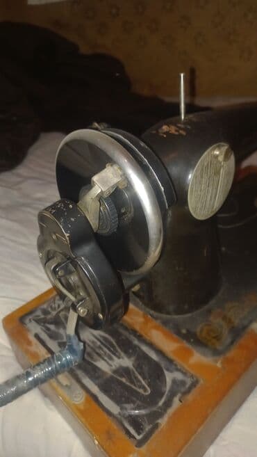 rus qepiyleri: Klassik mexaniki tikiş maşını - Sovet istehsalı, döşəmə üstü taxta — 3