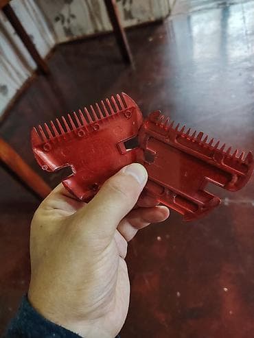Şəxsi əşyalar: İki tərəfli qırmızı plastik saqqal/bığ formalaşdırma darağı - — 2