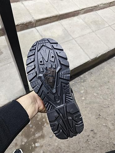 Kişi geyimləri: Tam qara rəngdə kişi idman ayaqqabısı - Stil: gündəlik və outdoor — 4