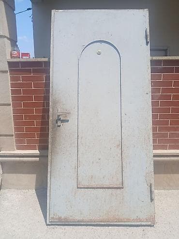Metall qapı - Material: qalın metal (polad), möhkəm konstruksiya -