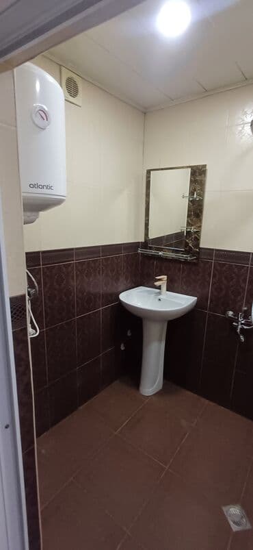 binə mərkəzdə evlər: Mənzilin təsviri - Plan: geniş zal, ayrıca yataq otağı, dəhliz və — 8