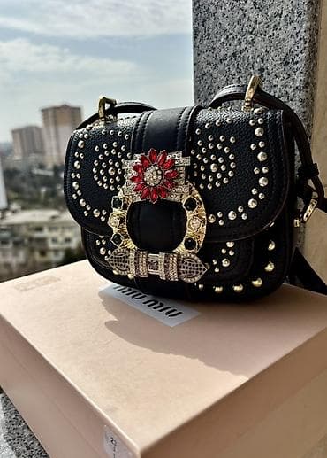 sumqa: Miu Miu brendinin qara çiyin çantası - Material: teksturalı dəridən — 2