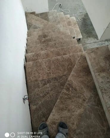 Mərmər: Mərmər naxışlı, qəhvəyi rəngli pilləkən mərməri. Materialın