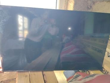 LED televizor (təxminən 43–50″) - Yastı, nazik çərçivəli LED panel -