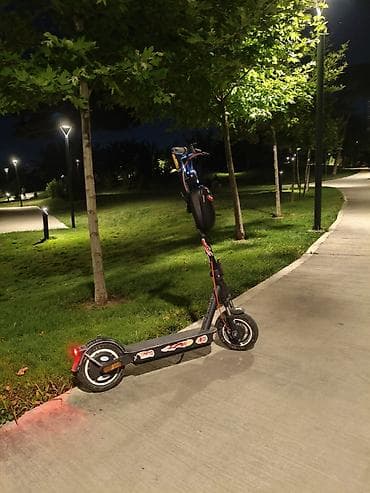 elektirikli skutur: Elektrikli skuter üstündə sunka hədiyyə və işıq siqnal scooter terin — 4