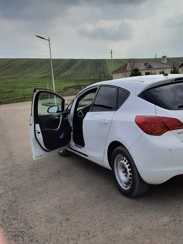 Kommersiya nəqliyyat vasitələri: Opel Astra: 1.4 l | 2010 il 352000 km Sedan — 7