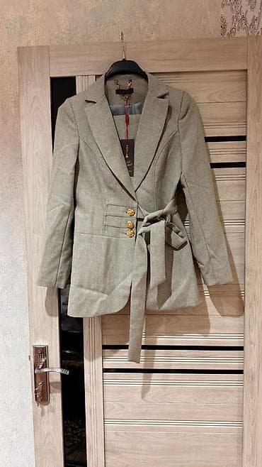 Qadın blezeri – açıq boz/boz-bej çalarda klassik model. - Kəsim: bel