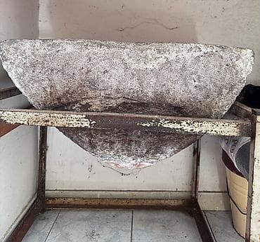 Su: Orijinal qara su daşı – 50 il əvvəl Yerevandan gətirilib. Suyun — 1