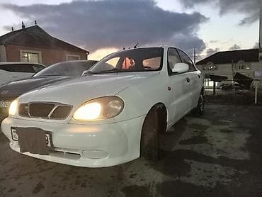 Ağ rəngli sedan avtomobil Xüsusiyyətlər: - Kuzov: 4 qapılı sedan, ağ