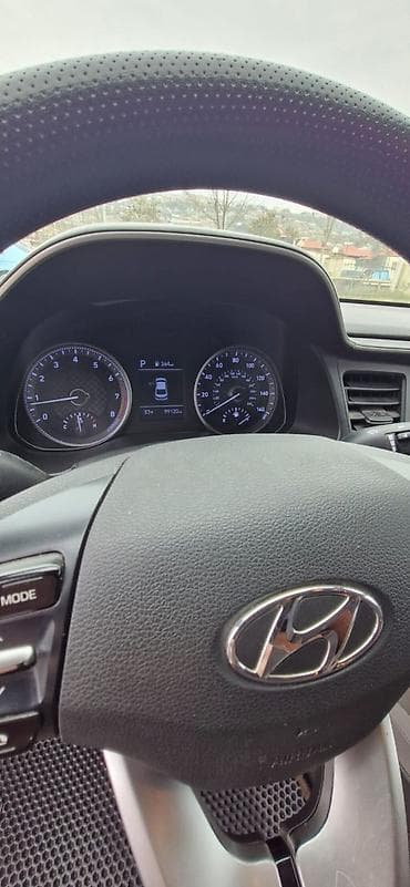 hundai acsent: Hyundai Elantra sedan – gümüşü rəng, modern dizaynlı ön barmaqlıq və — 6