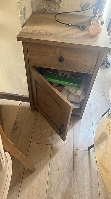 qapi ustu: Jysk Cızıqsızdır. Hündürlük 67sm, Eni 49/45sm, Darinlik 43sm Taxta — 3