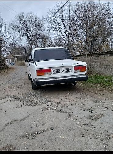 niva urban stoplari: VAZ 2107, ağ rəng, sedan kuzov. Texniki və dizayn xüsusiyyətləri: - — 6