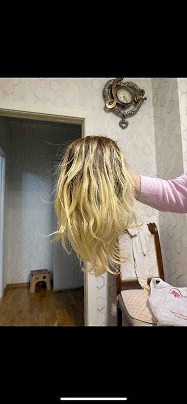 Sarı ombre rəngli, dalğalı qısa parik/saç tutması. Təbii saçdır -