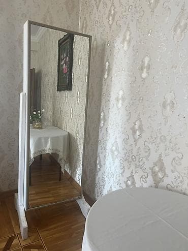 Ayaqüstü güzgü-dolab (2-i 1-də) - Ön hissə: tam boy güzgü, zərif lalafo.az -da Ayaqüstü güzgü-dolab (2-i 1-də) - Ön hissə: tam boy güzgü, zərif