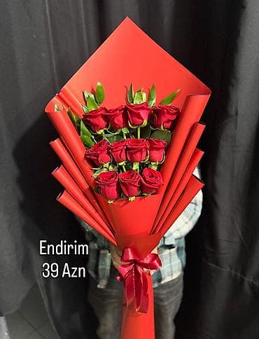 8 Mart üçün xüsusi gül kompozisiyası – şəffaf akril qutuda qırmızı